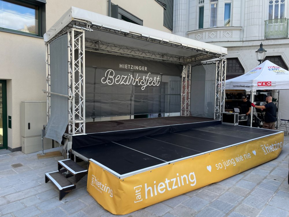 Stadtfestbühne mit Treppenaufgang, Aufbau am Vormittag