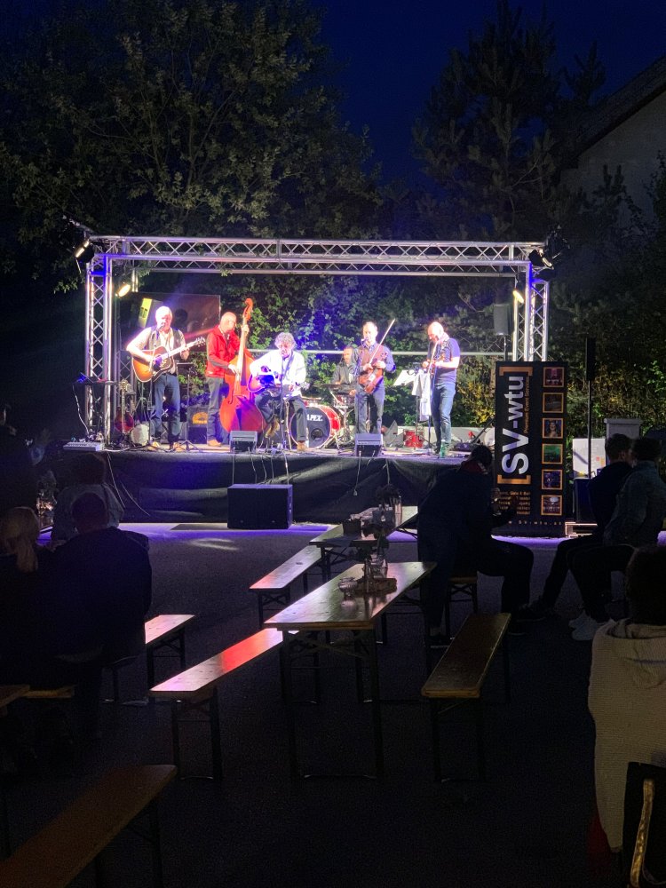 Livemusik auf der Stadtfestbühne bei Nacht
