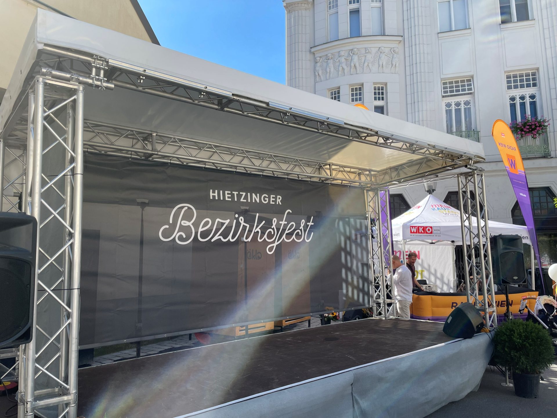 Aufgebaute Stadtfestbühne bei einem Bezirksfest in Wien