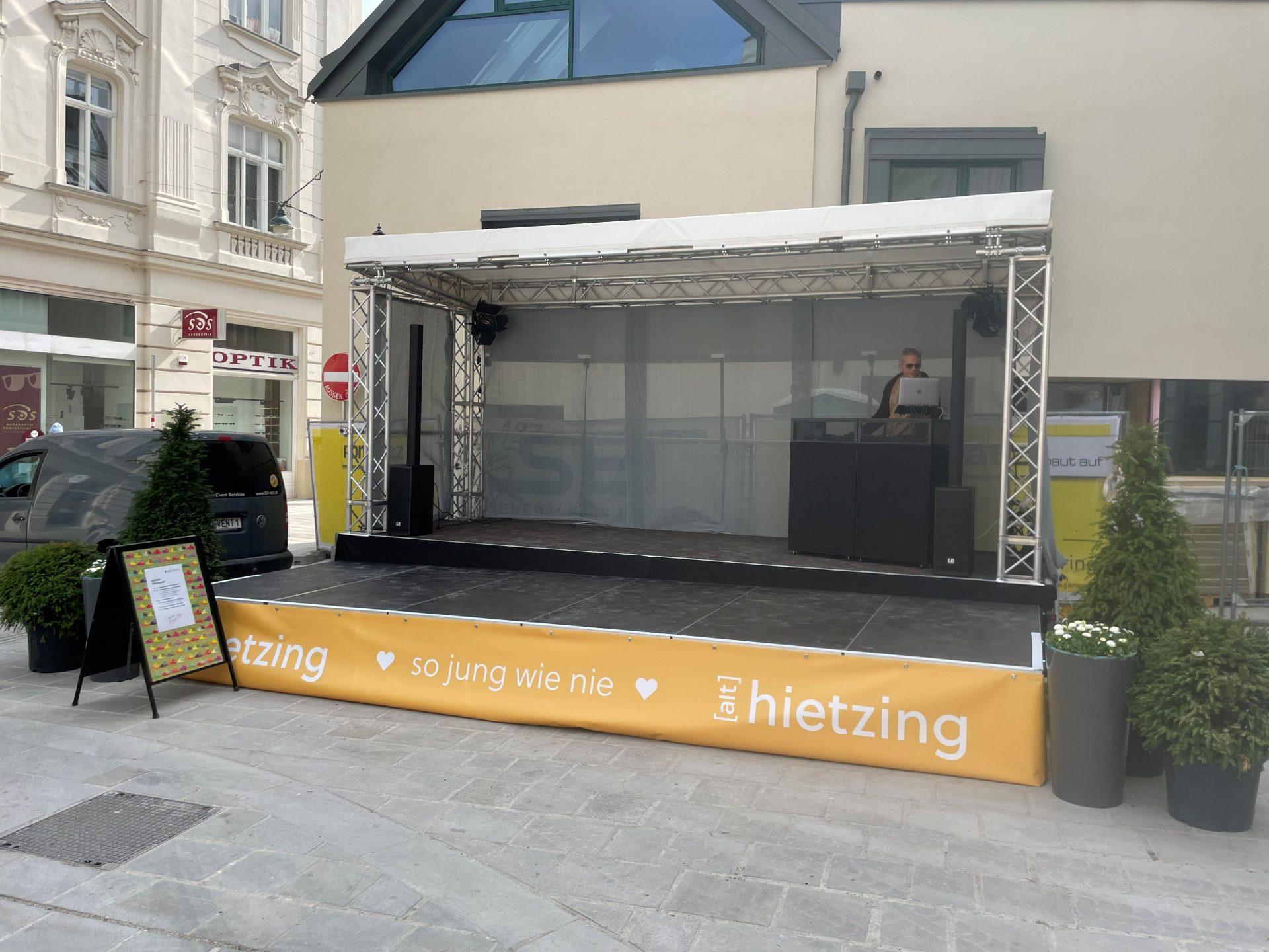 Stadtfestbühne mit DJ-Pult in einer Fußgängerzone