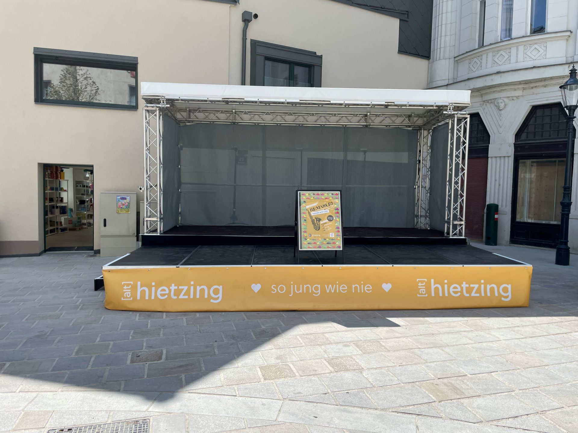 Stadtfestbühne vor historischer Fassade